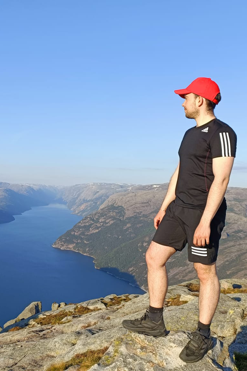 Paavo Popov vuoren huipulla